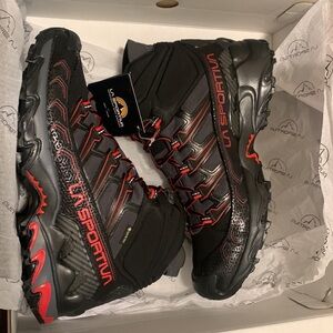 New Unworn Goretex Hiking Boots. Men’s US-10 “Ultra Raptor 2 Mid GTX Black/red”